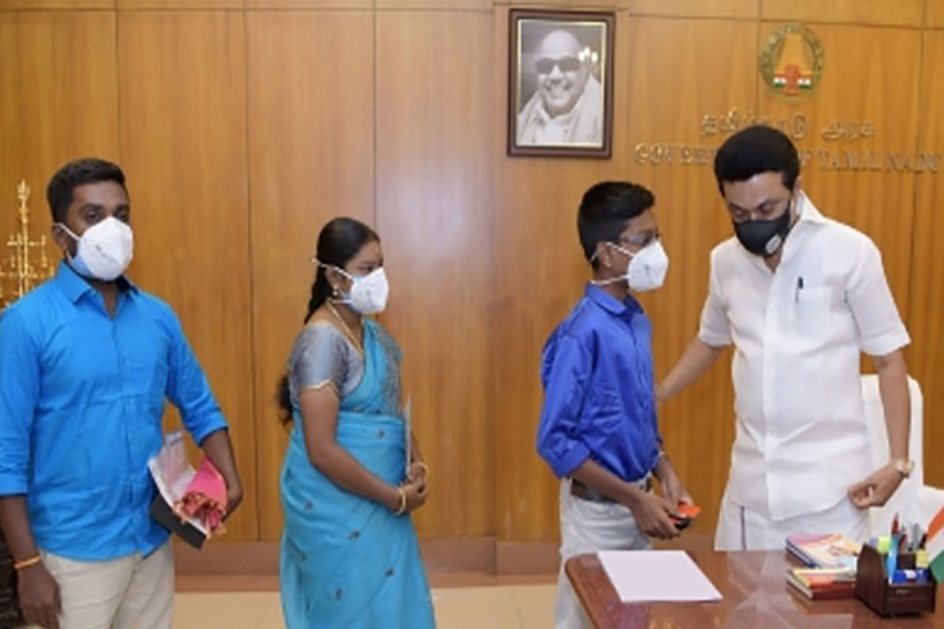 Congratulations from the Chief Minister on the hand-shaped commuter made by the students of class IX in India